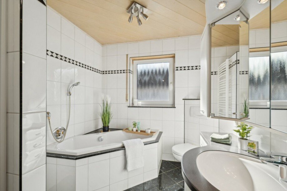 EG - Wellnessbad mit integrierter Whirlpoolwanne Haus Schaafheim