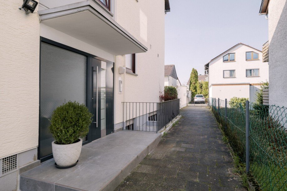 Eingang und Weg Mehrfamilienhaus Langen