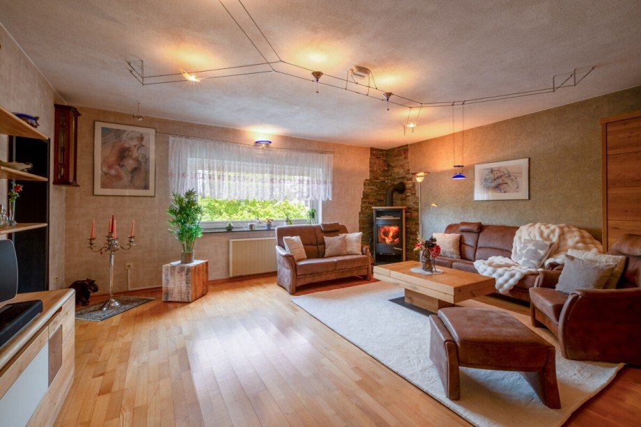 Gro�z�giges Wohnzimmer mit Kaminofen 1 Etagenwohnung Ober-Ramstadt / Rohrbach