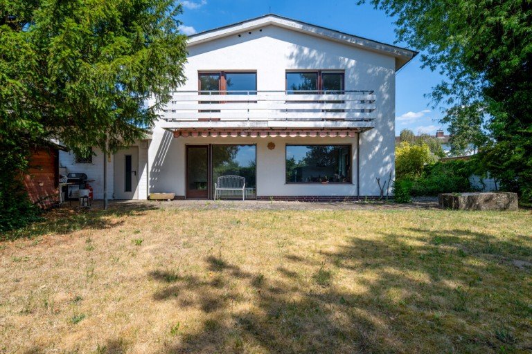 Hausansicht vom Garten 2 Pfungstadt Einfamilienhaus Ein Haus mit Charakter - gro�z�giges Wohnen in ruhiger Ortsrandlage mit weitl�ufigem Garten