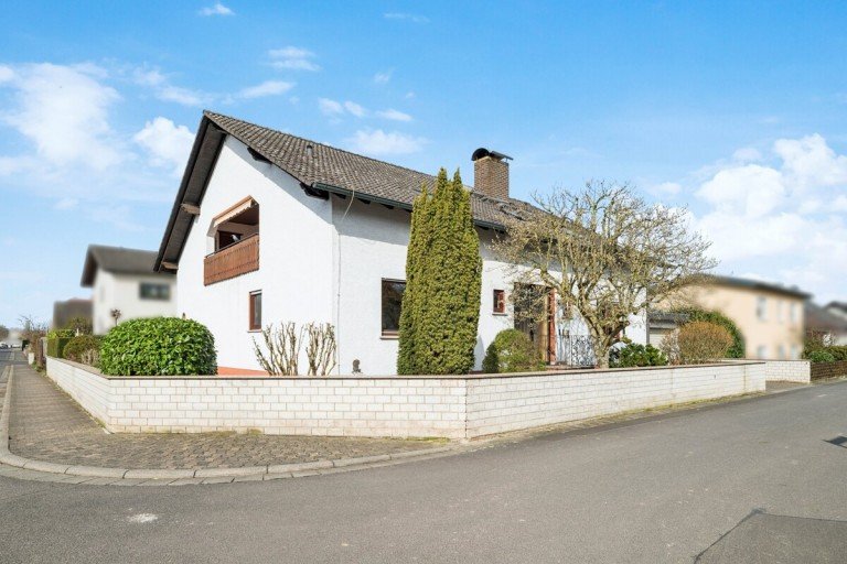 Au�enansicht von Stra�e Schaafheim Einfamilienhaus Gro�z�gig geschnittenes Wohnhaus mit besonderen Details - in angenehmer Nachbarschaft.