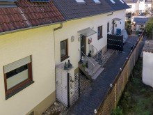Hausfront Einziehen und wohlf�hlen: Familienfreundliches Reihenmittelhaus mit �berdachter Terrasse