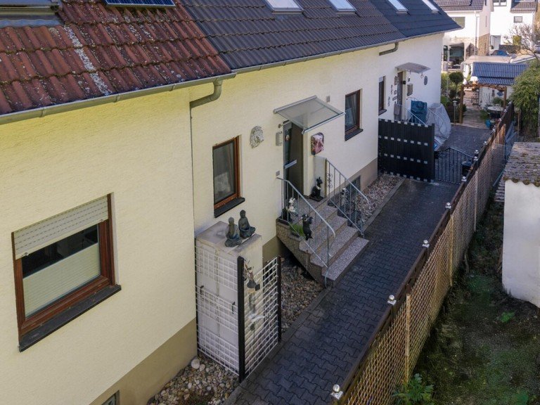 Hausfront Erzhausen Reihenmittelhaus Einziehen und wohlf�hlen: Familienfreundliches Reihenmittelhaus mit �berdachter Terrasse