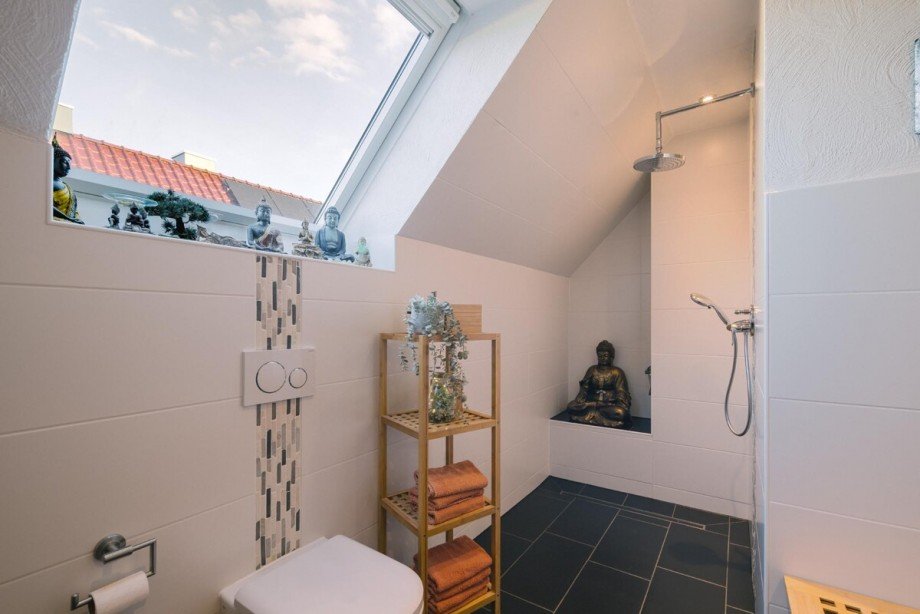 OG - Gro�z�giges neues Masterbad mit bodengleicher Dusche und Regendusche 1 Etagenwohnung Erzhausen