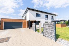 Vorderansicht Gro�z�gige Unternehmervilla in Feldrandlage - stilvoll, modern und perfekt ausgestattet