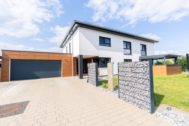 Vorderansicht Schaafheim Villa Gro�z�gige Unternehmervilla in Feldrandlage - stilvoll, modern und perfekt ausgestattet